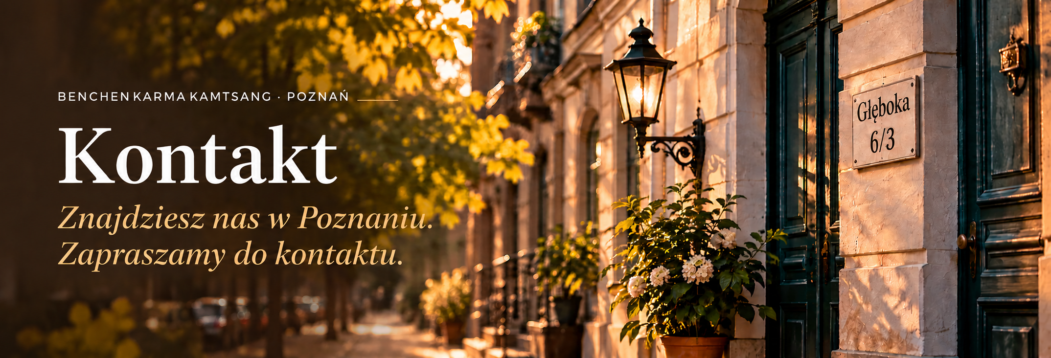 Kontakt. Znajdziesz nas w Poznaniu. Zapraszamy do kontaktu. Wejście do budynku w ciepłym świetle.